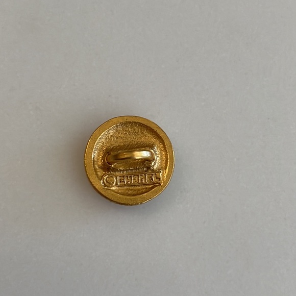 CHANEL Gold Emblem Button - Picture 4 of 6